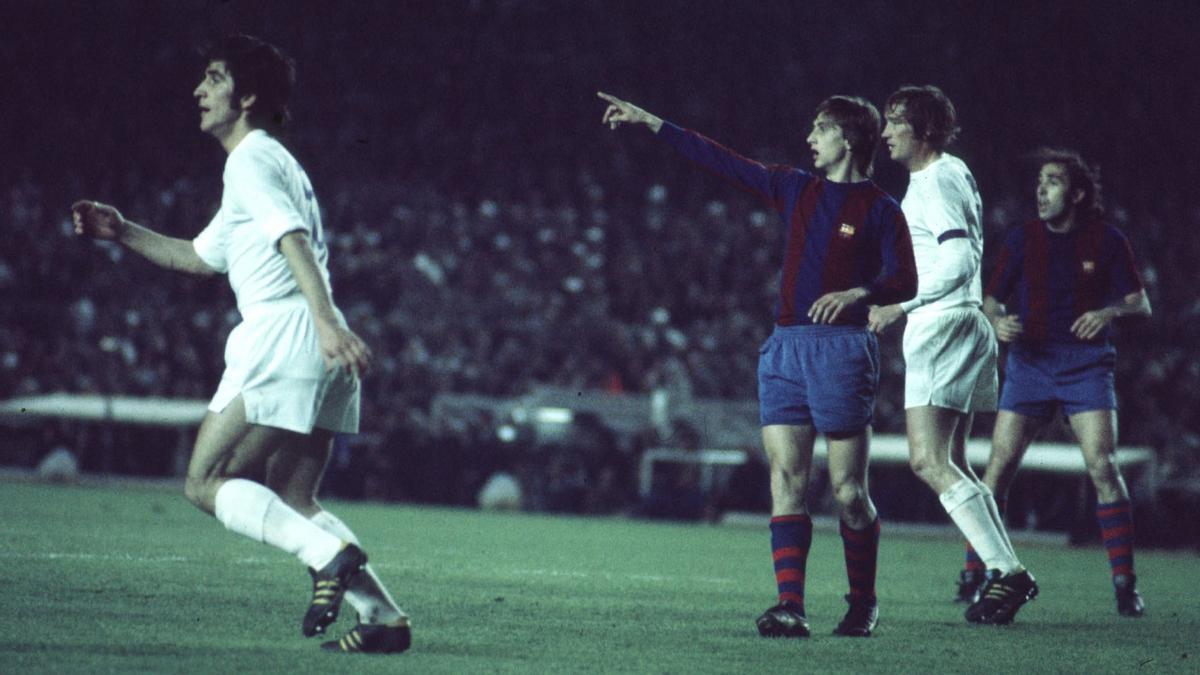 Benito, Cruyff, Zoco y Asensi, durante el encuentro del Bernabéu.
