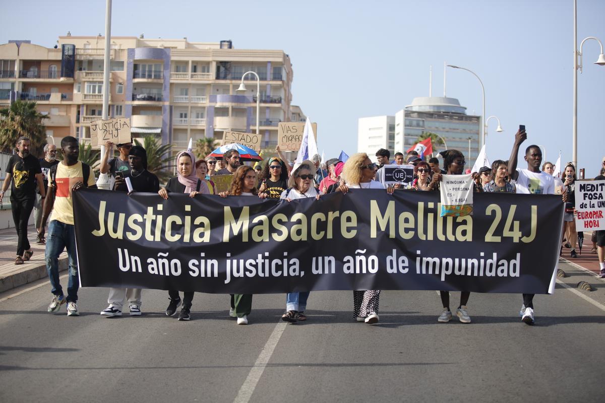 Una gran manifestación recuerda en la frontera de Melilla a las víctimas del 24J