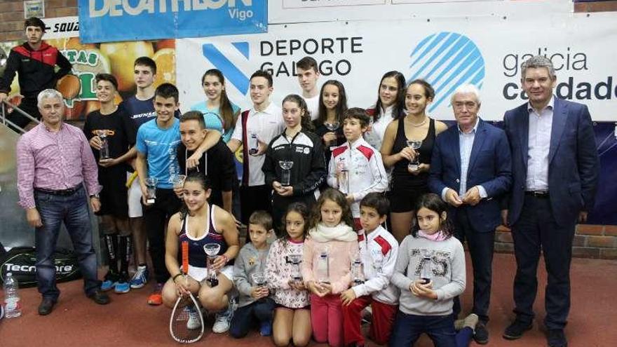 Foto de familia de los primeros clasificados y las autoridades.