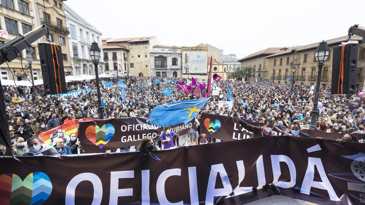 Los partidarios de la cooficialidad del asturiano se manifiestan en Oviedo