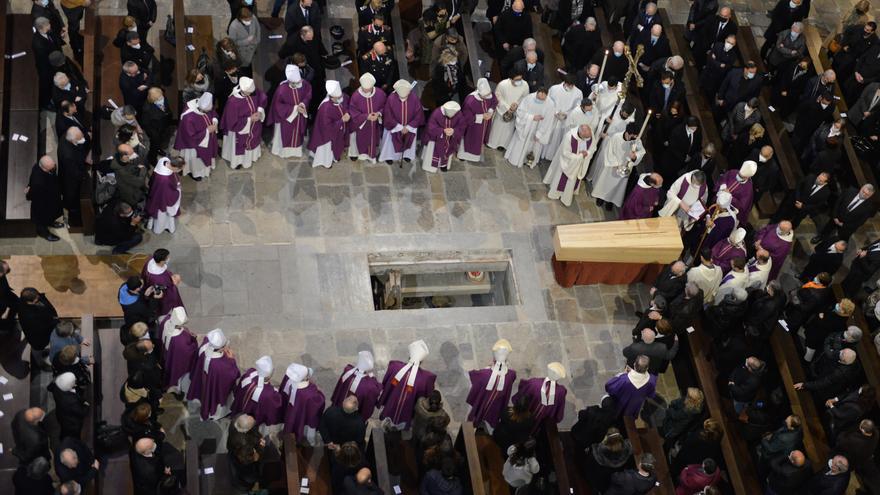 Unes 1.000 persones assisteixen al funeral i enterrament del bisbe Francesc Pardo a la Catedral de Girona