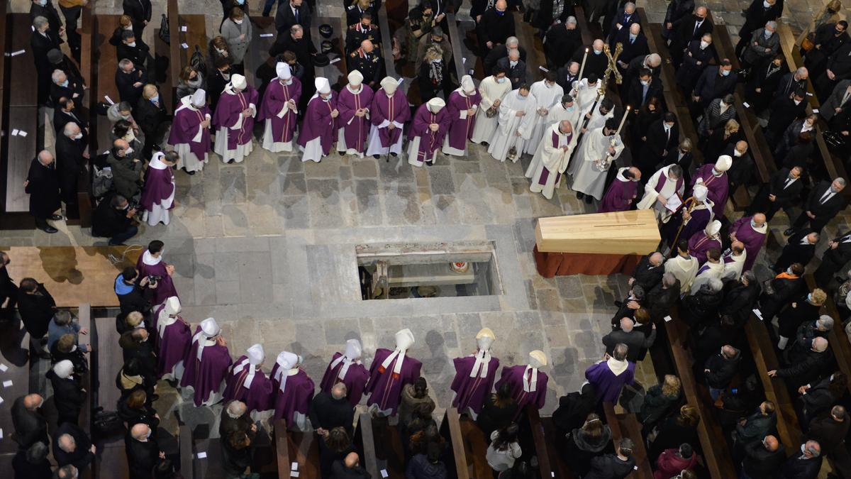 Vista general de l&#039;enterrament del bisbe de Girona, Francesc Pardo