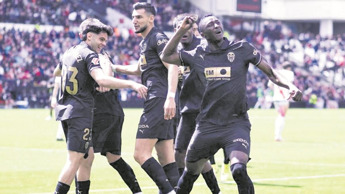 Umar Sadiq celebra su gol ante el Rayo Vallecano, rodeado por sus compañeros Fran Pérez y Rafa Mir.