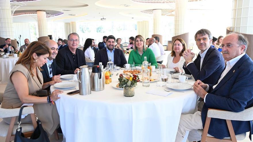 Fernando López Miras, Nicolás Pascual de la Parte y Noelia Arroyo mantiene un encuentro con representantes de empresas del sector de la seguridad y la defensa