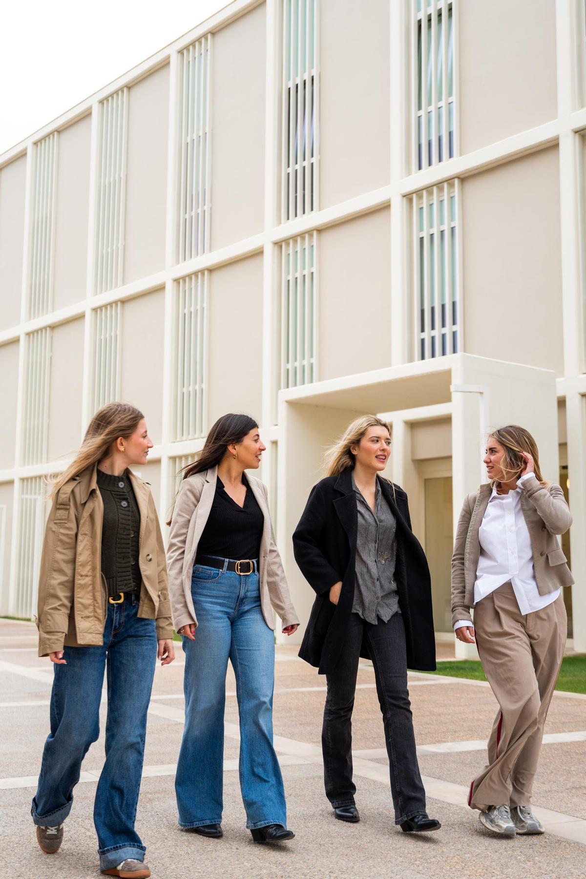 Alumnas en el exterior del campus.
