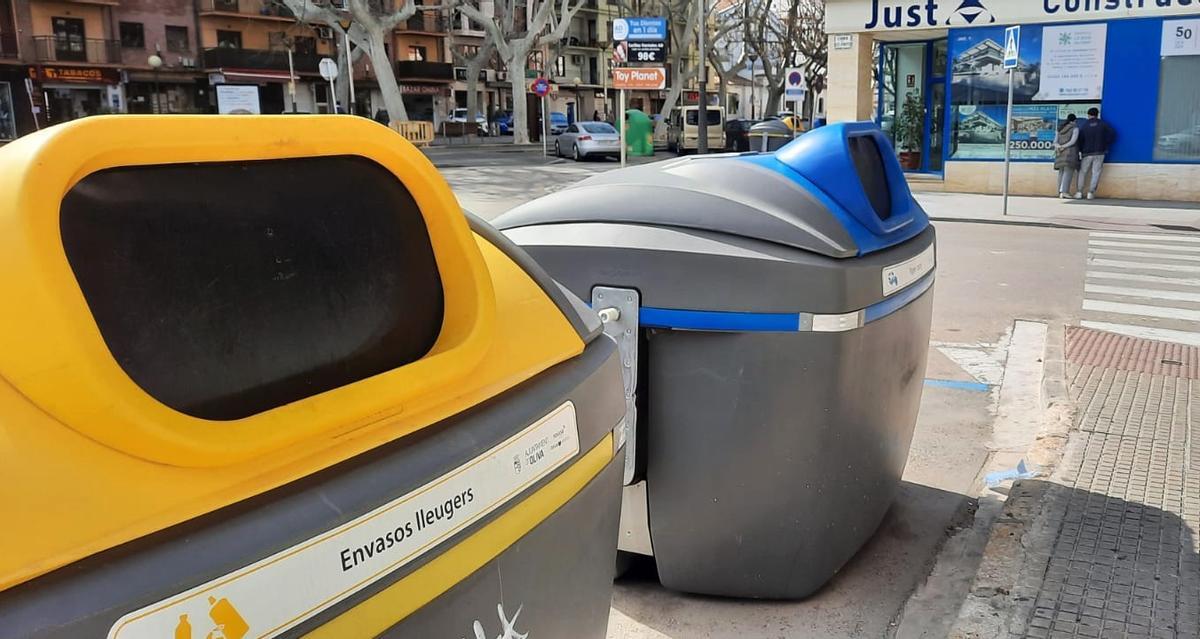 Los nuevos contenedores en una calle de Oliva.