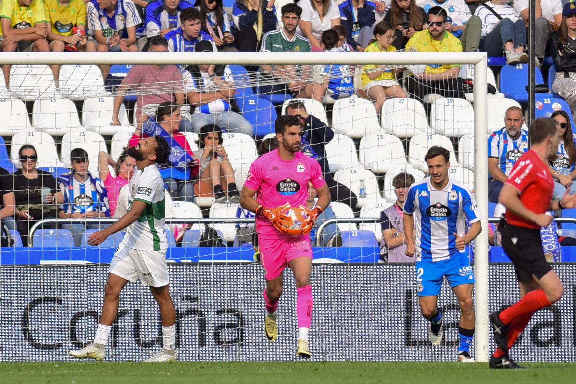 El Dépor cae goleado (0-4) por el Elche para cerrar la temporada 2025-25 en Riazor