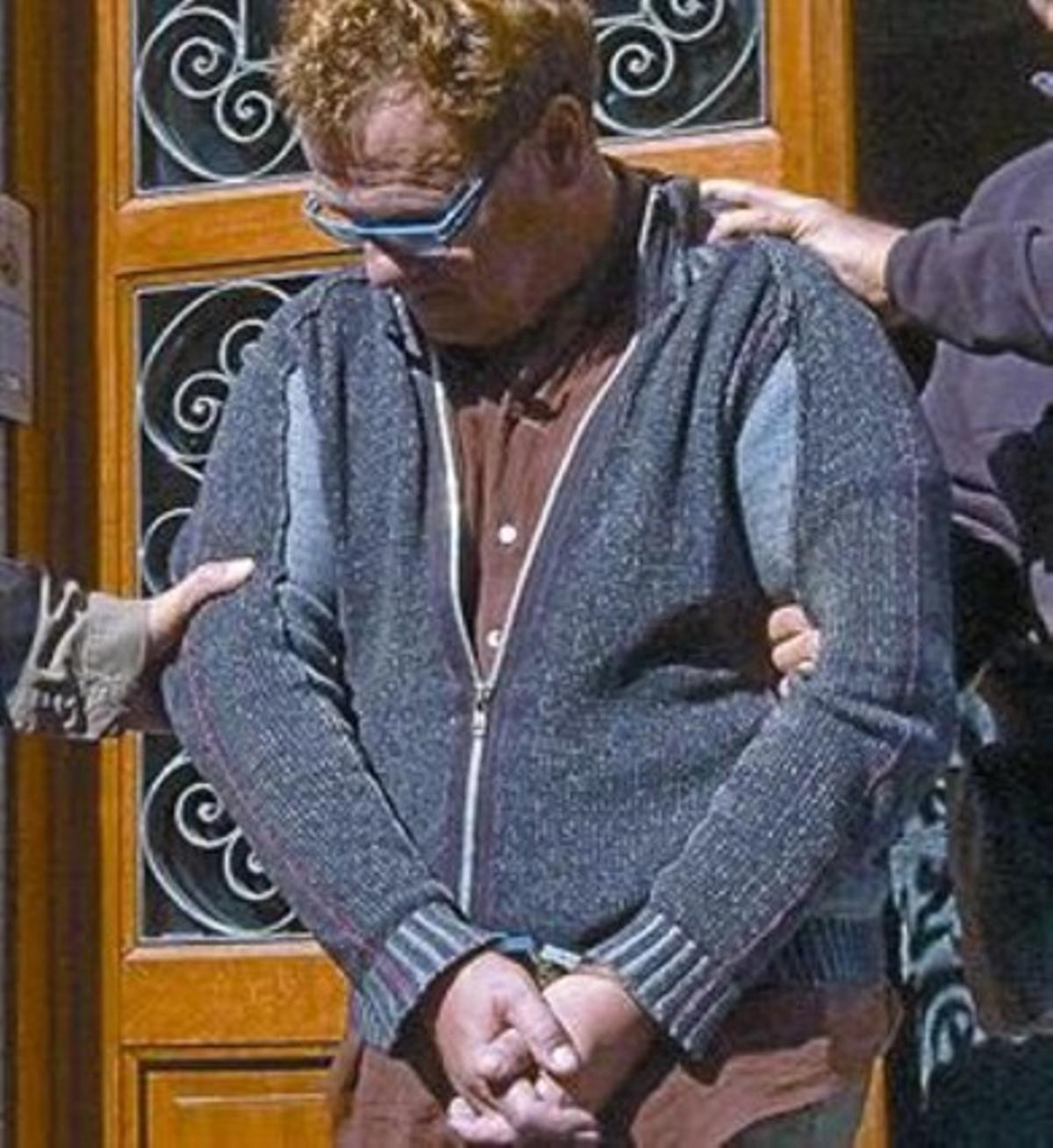 Joan Vila, a la porta del geriàtric, conduït per la policia. Joan Vila, a la porta del geriàtric, conduït per la policia.