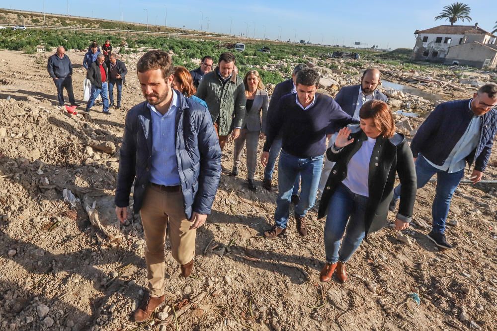 Pablo Casado, Isabel Bonig y Carlos Mazón visitan la zona en la que se rompió la mota del río en Almoradí