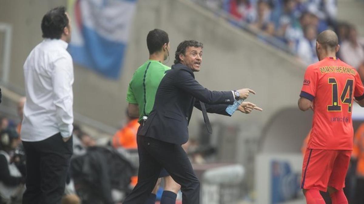 Luis Enrique conversa con Mascherano ante Sergio González.