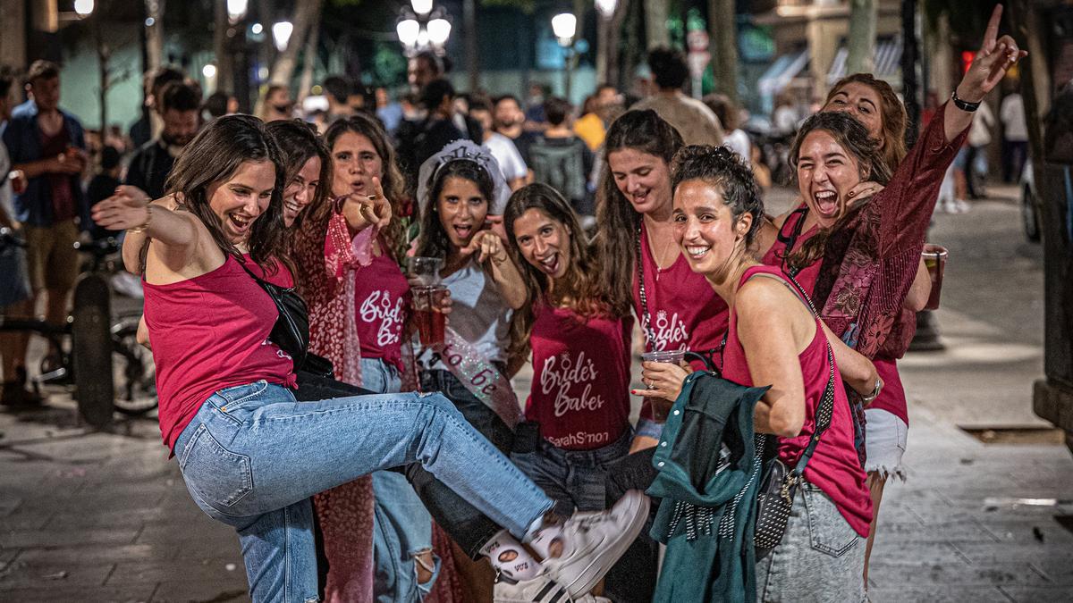 Barcelona 01/07/2021 Sociedad. Botellones y aglomeraciones de gent en el paseo del Born. Un grupo de mujeres francesas celebran la despedida de soltera de una de sus amigas. AUTOR: MANU MITRU.