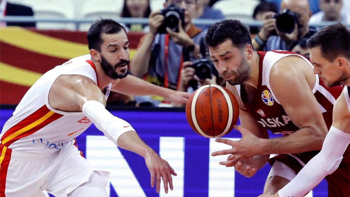 Ribas disputa un balón con los aleros polacos Adam Waczynski  y Mateusz Ponitka