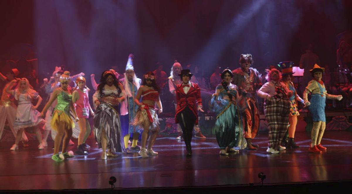 Músicos, actores, coro... En el escenario siempre hay gente. | NOÉ PARGA