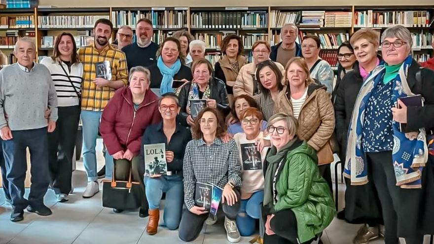 Core, en primera fila agachada, segunda por la izquierda, con su libro, y Alexis Neira, de pie, quinto por la izquierda, junto al público que acudió a la cita. | LNE