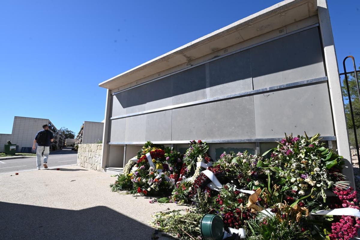 Los últimos nichos construidos en el perímetro exterior del cementerio nuevo de Elche en una imagen de este martes