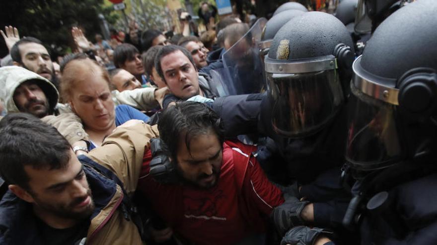 Enfrentamientos entre policías y manifestantes el 1-O.