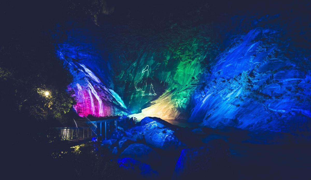 La iluminación de la cascada de O Ézaro atrae cada año a miles de visitantes.
