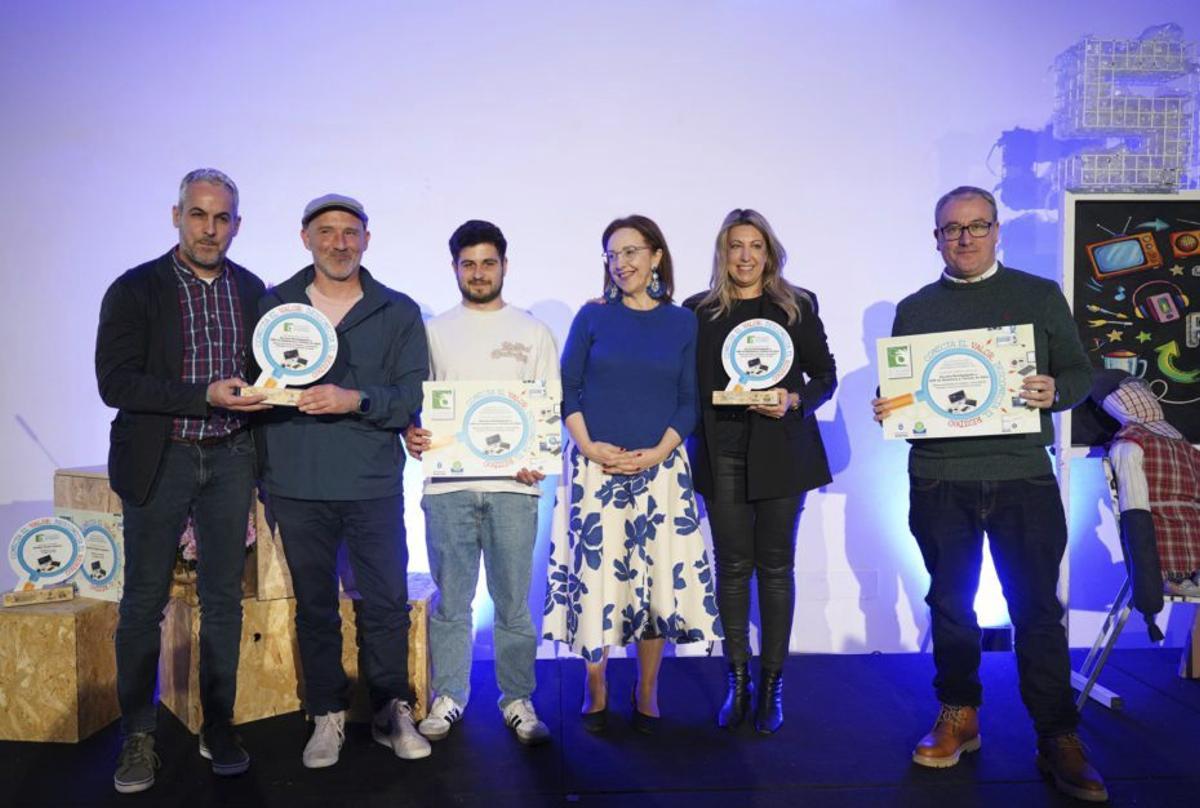 Paz Orviz, gerente de Cogersa, junto con los representantes del CIFP de Hostelería y Turismo de Gijón y de la Escuela de Revillagigedo, en la gala de la SEPR en Asturias. |