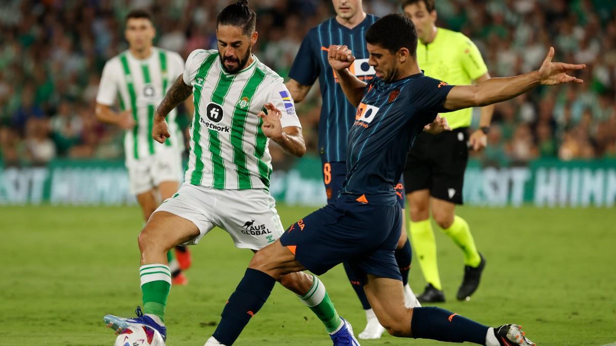 Cenk Özkacar, defensor del Valencia, disputando una pelota con Isco