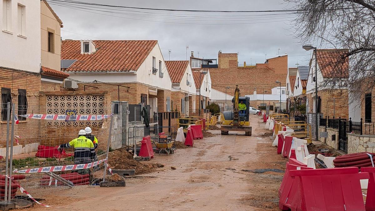 Barrio de la Fuente en Utiel, destrozado tras la dana más de un año después de la tragedia.