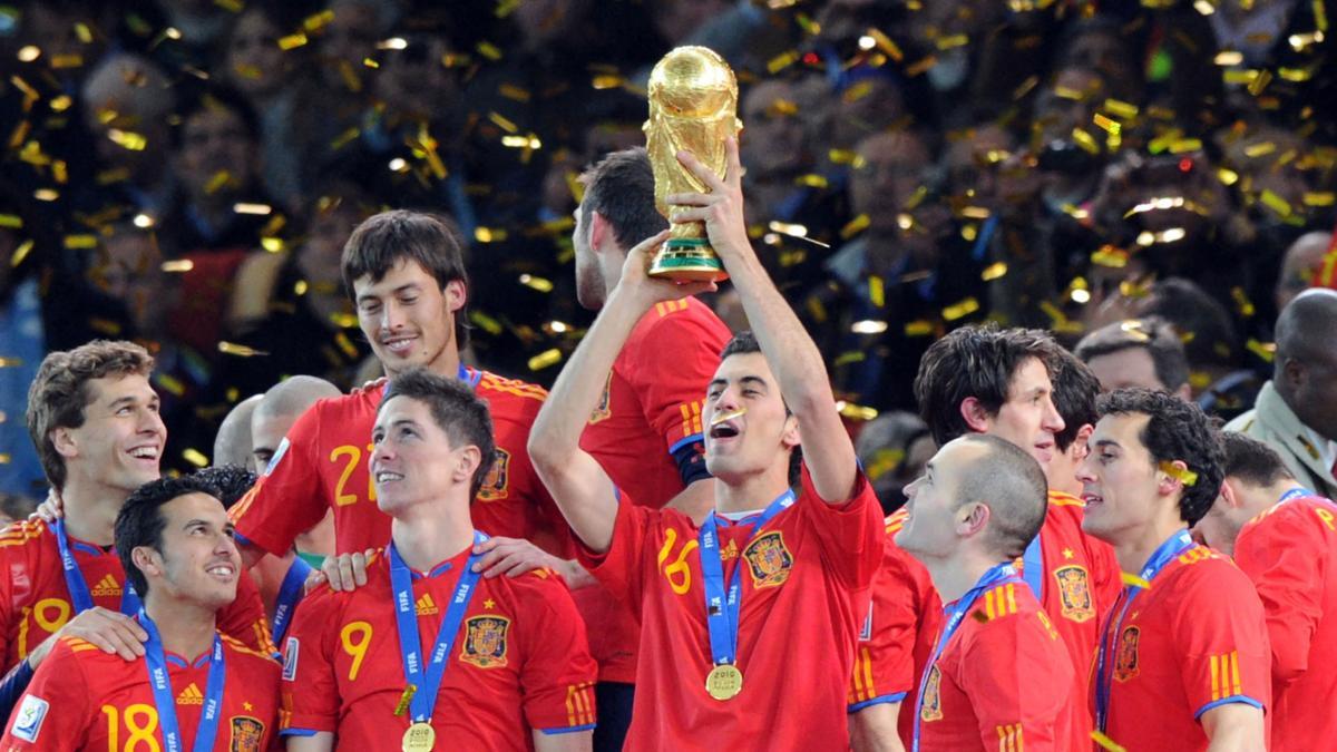 Busquets eleva la Copa del Mundo que ganó con la selección española en el 2010.