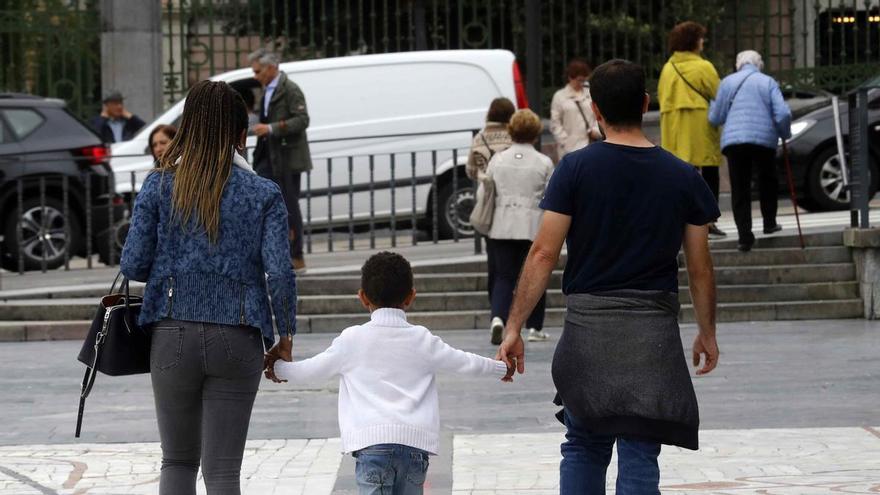 Una familia pasea con su hijo.