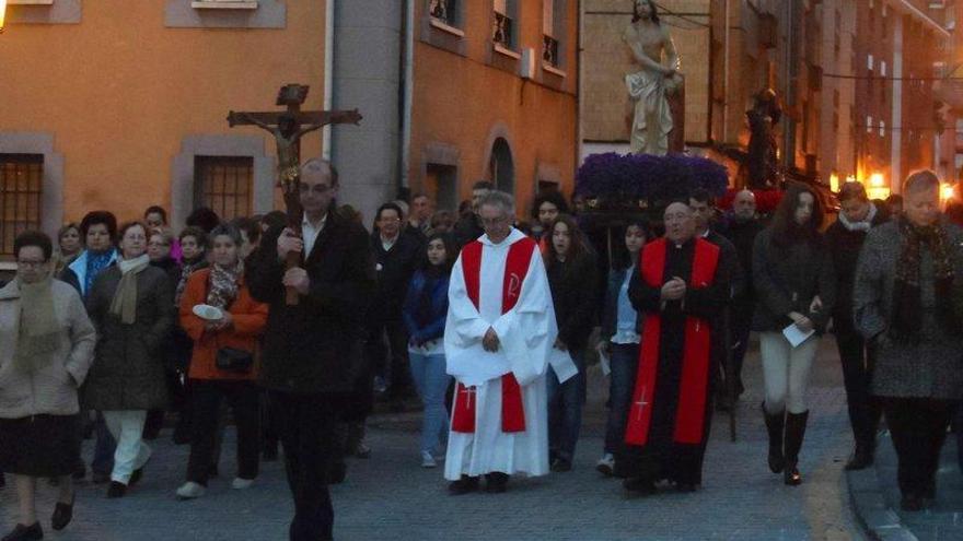 Un momento de la procesión, el viernes, en la plaza del Cueto.