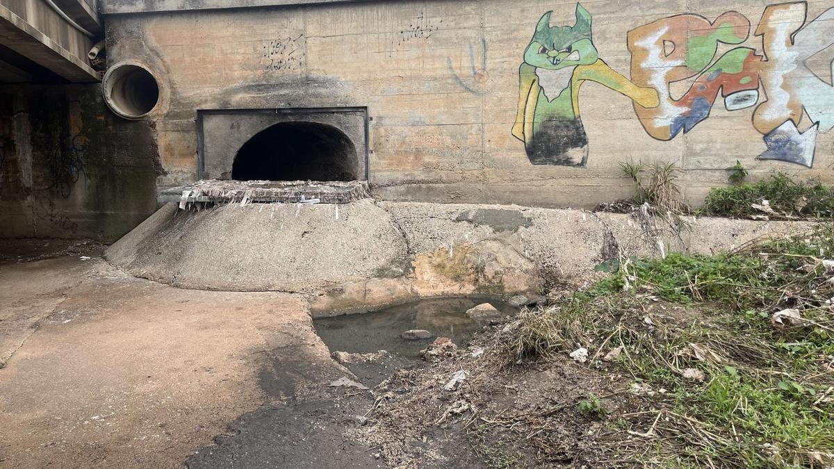 Estado del barranco de la Serraleta después de uno de los vertidos de toallitas que el Ayuntamiento pretende solucionar.