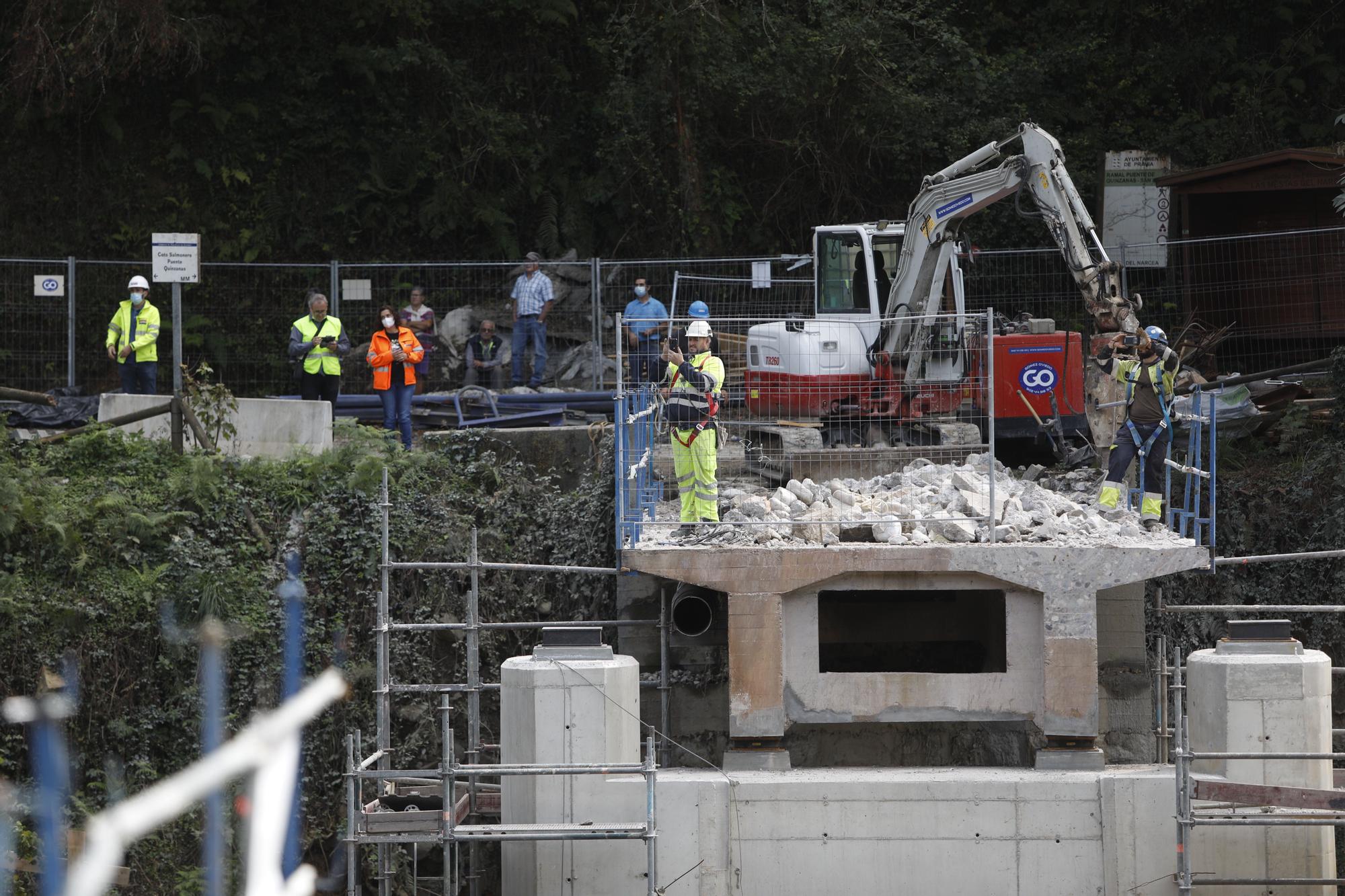 Así fue la instalación del nuevo puente de Quinzanas (Pravia)