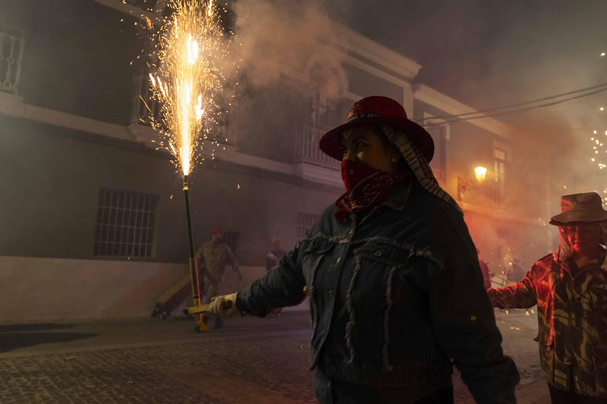 Así ha sido el pasacalle de cohetes de lujo en Paterna