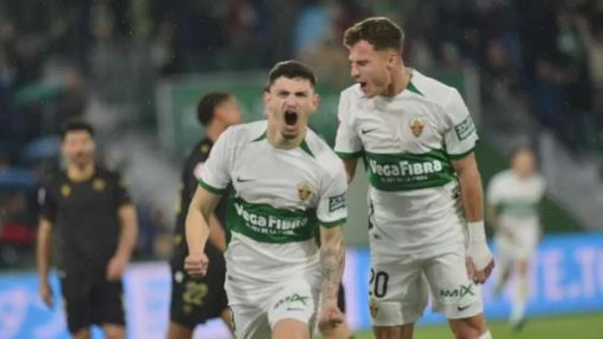 Canario Álvarez celebra su gol frente al Castellón, en el Martínez Valero
