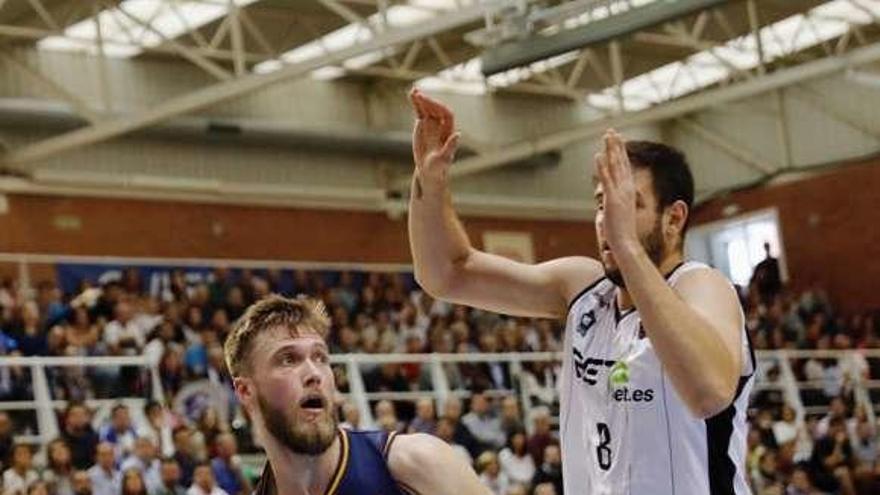 Nuutinen, ante Iván Cruz, en el partido contra el Bilbao.