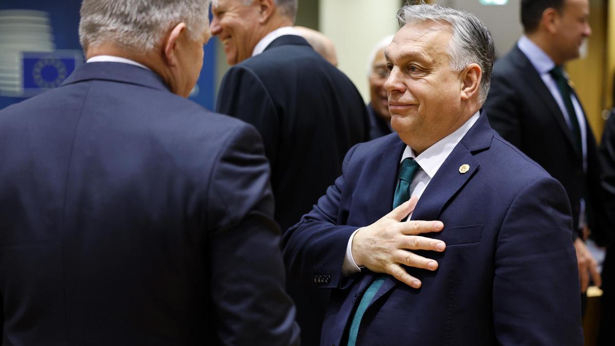 El primer ministro húngaro, Viktor Orbán, conversa con su homólogo eslovaco, Robert Fico, este jueves durante la cumbre extraordinaria.