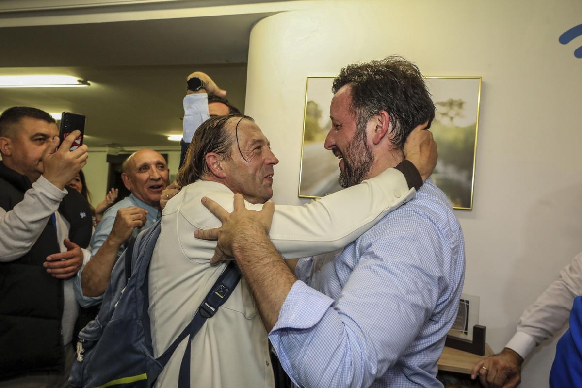 Ruz y Jesús Preja, quien fuera líder de el Partido de Elche, se abrazan este domingo en la sede del PP