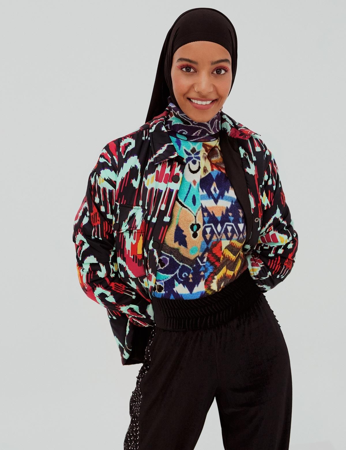 Hajar Brown con estilismo de la colección de Desigual x Mr Christian Lacroix