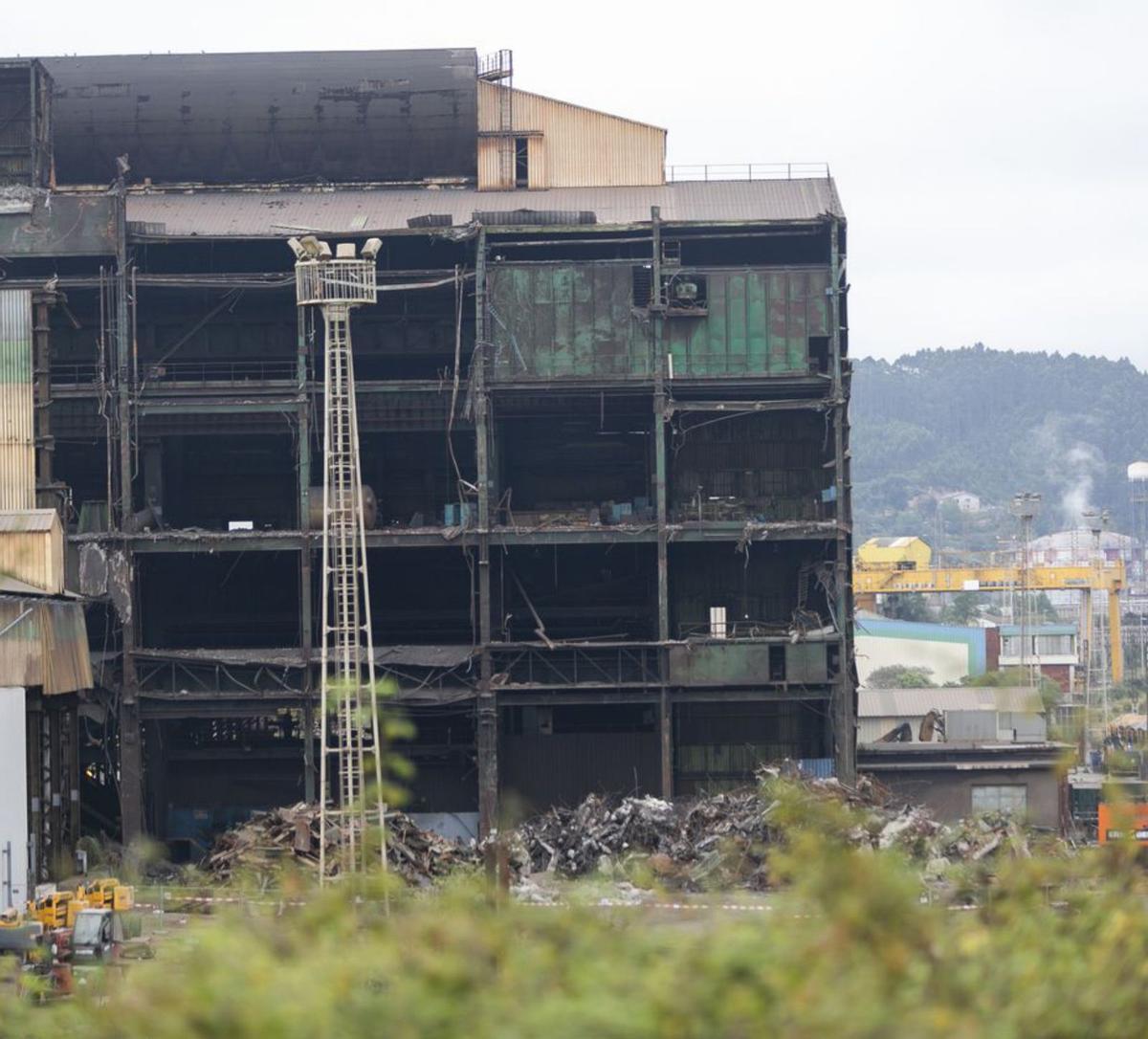Una de las fachadas de la acería, desprovista ya de las chapas metálicas que la cerraban. | María Fuentes