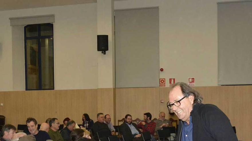 Mario Suárez del Fueyo, de pie, poco antes de que se iniciará la asamblea, que se celebró en el colegio público Jovellanos.