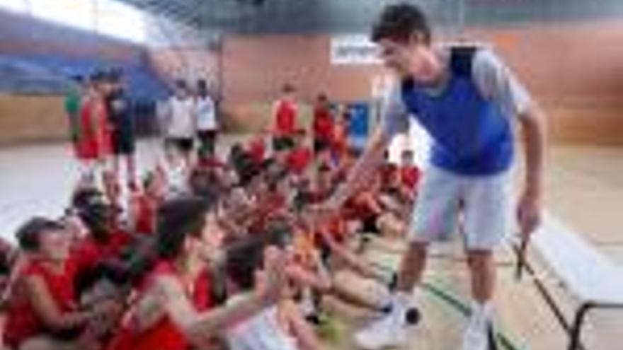 Oriol Paulí, saludant els nens i nenes del TecniSalt Basket.
