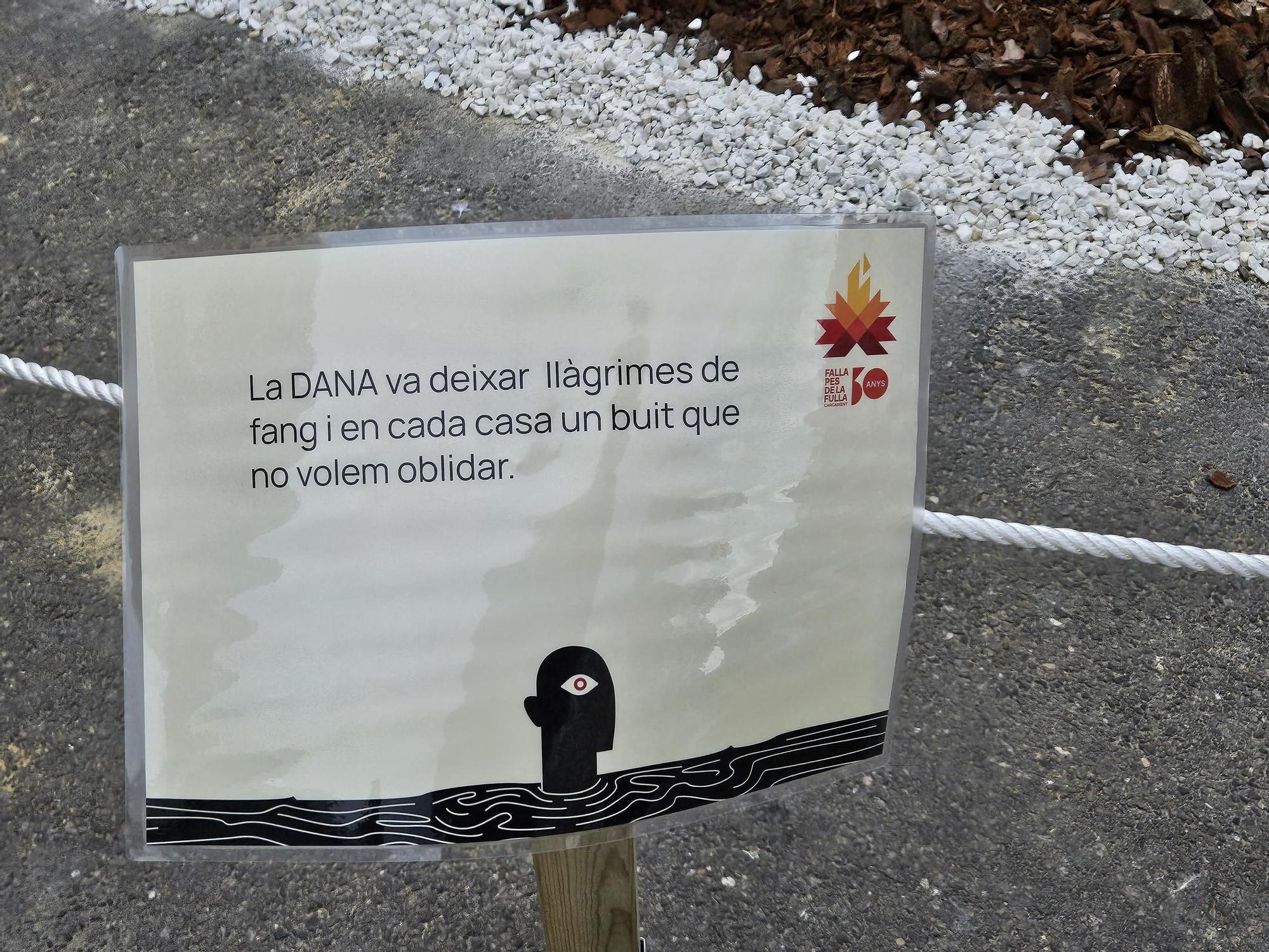 Las fallas de Carcaixent se llenan de críticas contra Mazón y homenajes a los voluntarios