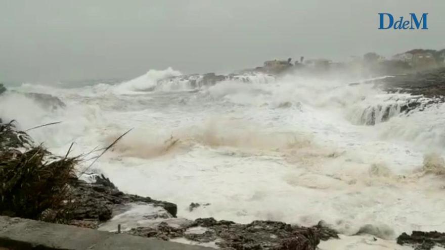 Enorme Wellen an der Ostküste von Mallorca