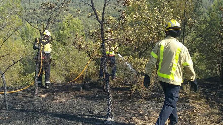 Els Bombers treballen en el foc