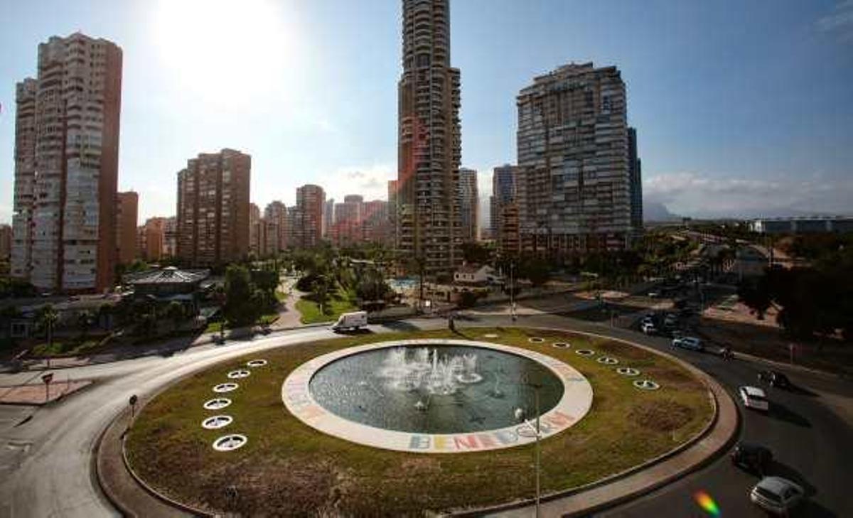 Aspecto de la rotonda ubicada a la entrada de la avenida Europa de Benidorm.