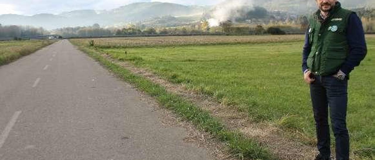 Javier Feito, en la vega de Peñaullán, donde aspiran a crecer.