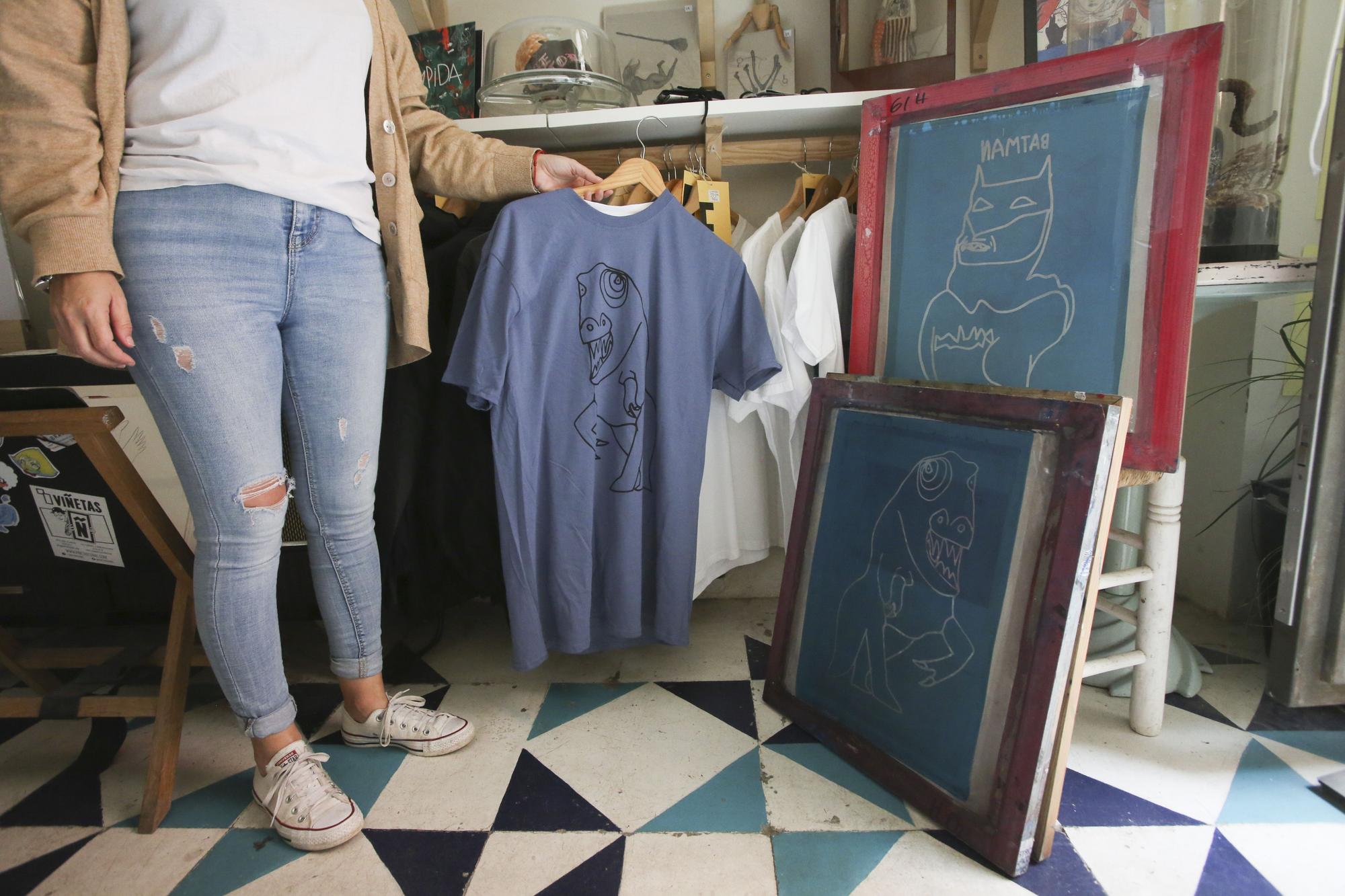 Una escuela gráfica de Alicante diseña una línea de camisetas con las ilustraciones de animales de Gonzalo, un joven con autismo