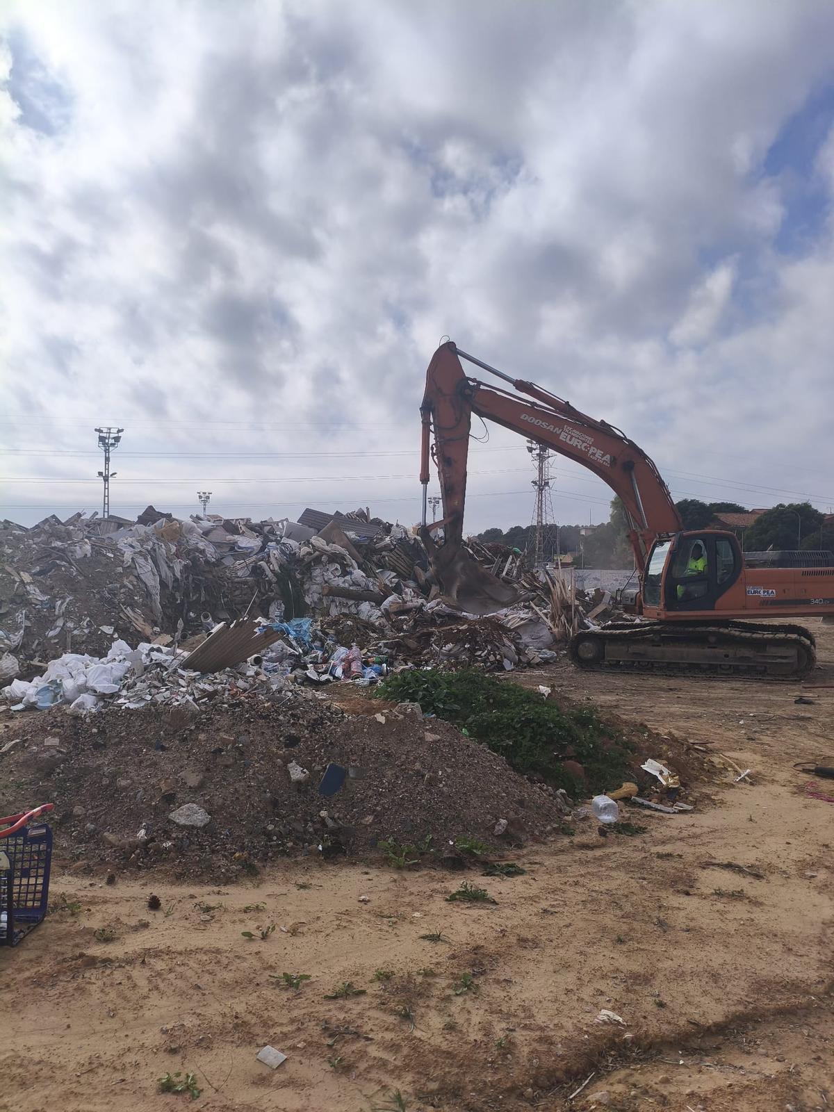 La zona de vertedero de Paiporta, llena de escombros.