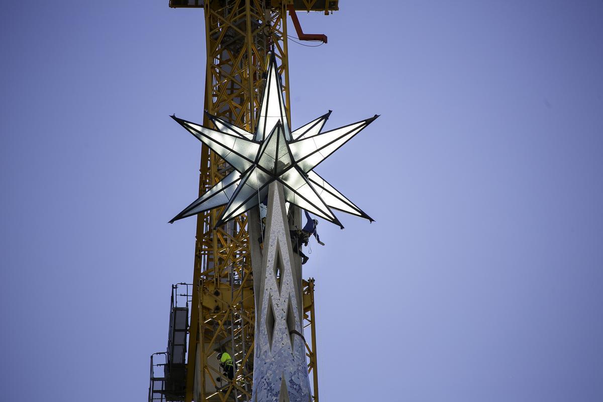 Una grúa ha depositado la estrella en la torre de María esta la mañana.