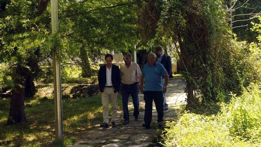 Fole, Longa y los técnicos encargados de la reforma visitaron ayer el parque de A Coca.