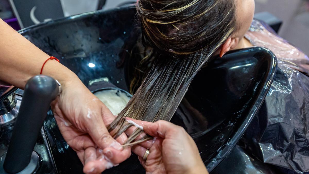 Los peluqueros señalan que la pérdida de cabello es uno de los efectos secundarios más desconocidos del coronavirus.