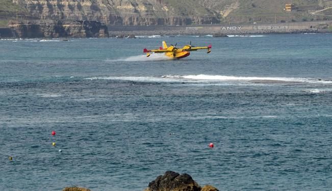 Un hidroavión ameriza en Las Canteras