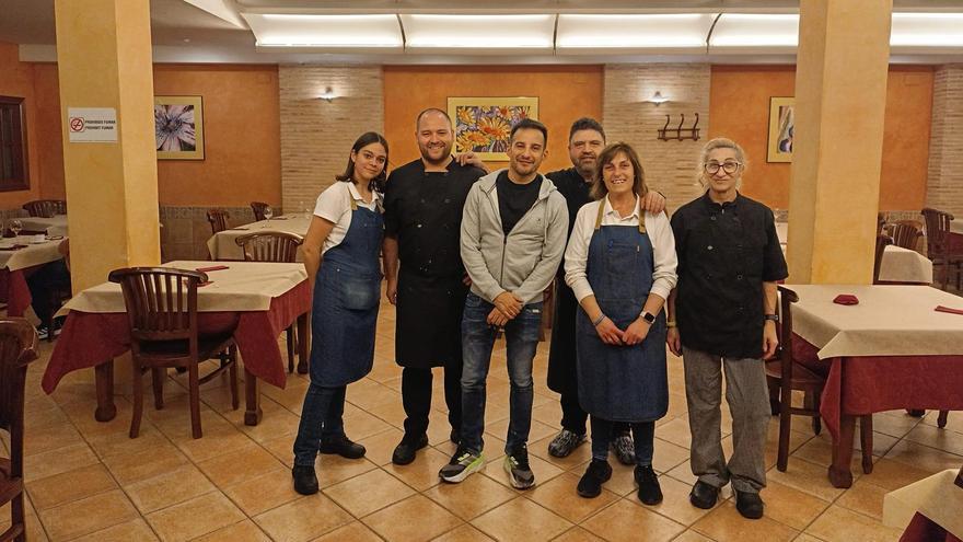 Alejandro Amenábar, junto al equipo del restaurante en el que comió en Bocairent.